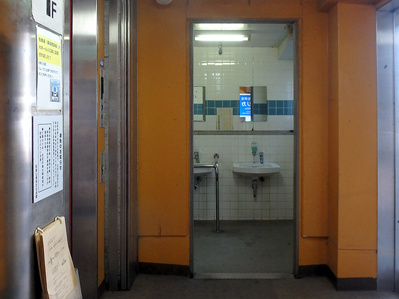 県民文化会館立体駐車場～トイレ改修ビフォー01